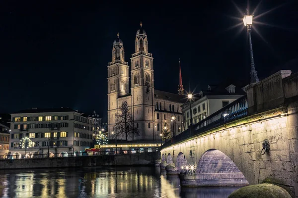 Vista Catedral Grossmunster Zurique Partir Ribeira Limmat — Fotografia de Stock