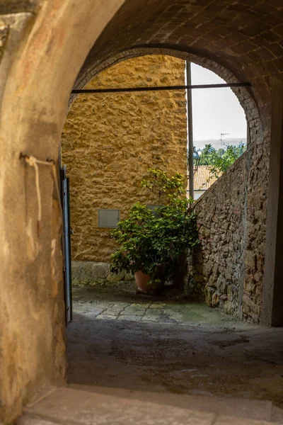 Rue Étroite Colorée Dans Ville Médiévale Guardistallo Toscane — Photo