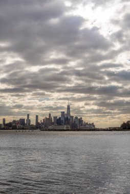 Manhattan 'ın gökdelenlerine bakın New York ve Hudson nehri kışın Weehawken' dan 