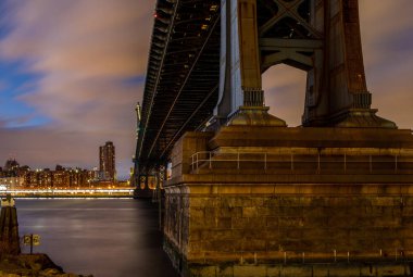 Manhattan Köprüsü 'nü ve Manhattan' ı gün batımında East River 'ın nehir kıyısından izleyeceğiz. 