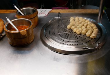 Taipei 'deki tipik bir gece pazarında fırında taze mantı.
