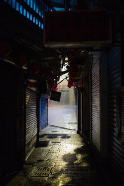 Tayvan 'ın Jiufen köyünde Çin kırmızı fenerli gizemli bir arka sokak ve merdiven.