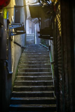 Tayvan 'ın Jiufen köyünde gizemli bir arka sokak ve merdiven. 