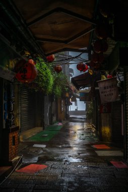 Jiufen, Tayvan - 22 Şubat 2019: Tayvan 'ın Jiufen köyünde sabahın erken saatlerinde Jiufen Old Caddesi' ndeki dükkanlar