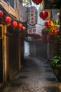 Jiufen, Tayvan - 22 Şubat 2019: Tayvan 'ın Jiufen köyünde sabahın erken saatlerinde Jiufen Old Caddesi' ndeki dükkanlar
