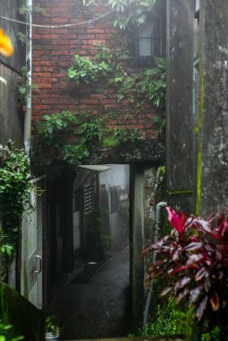 Tayvan 'ın Jiufen köyünde gizemli bir arka sokak ve merdiven. 