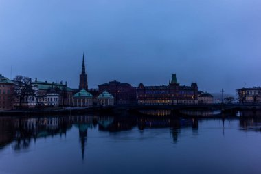 Stockholm, İsveç - 7 Mart 2019 Stockholm 'deki Norstedts Foerlag binası ve Vasabron Köprüsü' nün manzarası