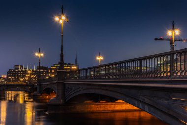 Stockholm 'deki Vasabron köprüsünde gece 2' de hafif patikalar var.