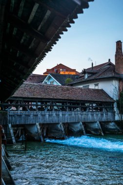 Sabahın erken saatlerinde Thun 'da ahşap bir köprü nehri geçiyor. 