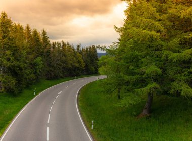 Almanya 'daki Kara Orman' da gün batımında boş bir viraj yolu.