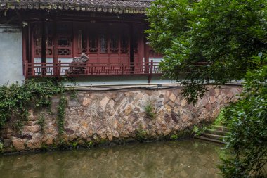 Çin 'de Wenzhou' da bir parktaki dereler boyunca geleneksel Çin tarzı eski evler 