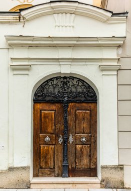 Avusturya 'nın eski Salzburg kasabasında eski bir kapı.