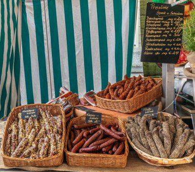Salzburg 'daki bir markette tipik Austrain sosisleri ve fiyatları