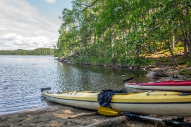 Linnansaari Ulusal Parkı 'ndaki kumsalda dinlenen iki kano.