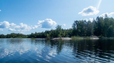 Finaland 'daki Saimaa gölünde kayalık bir ada bir kanodan görüldü. 