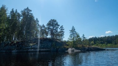 Finaland 'daki Saimaa gölünde kayalık bir ada bir kanodan görüldü. 