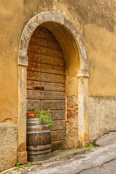 Staré Dveře Dřevěný Sud Středověkém Městě Massa Marittima Toskánsku — Stock fotografie