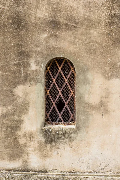 Staré Okno Úzkých Uličkách Středověkého Města Massa Marittima Toskánsku — Stock fotografie