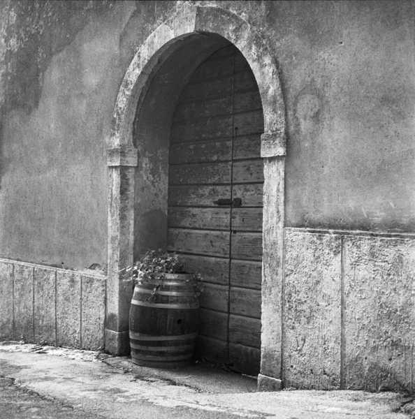 Old Door Wooden Barrel Medieval Town Massa Marittima Tuscany Shot — Stock Photo, Image