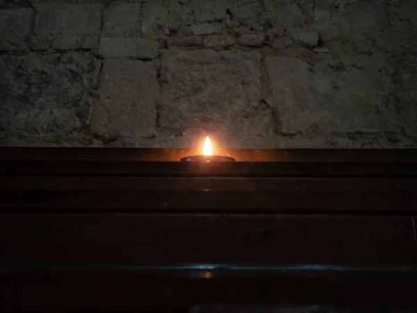 Hořící Červené Svíčky Kostele Massa Marittima Toskánsku — Stock fotografie