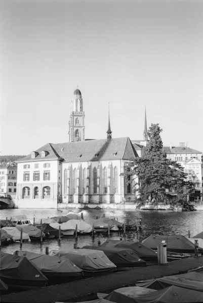 Zicht Wasserkirche Limmat Zürich Oude Stadsopname Met Analoge Filmfotografie — Stockfoto