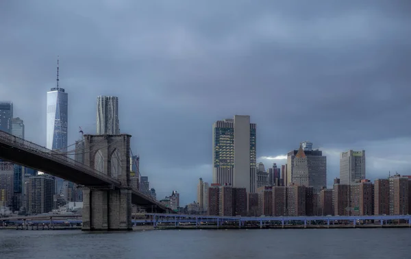 Kilátás Brooklyn Híd Manhattan Folyóparton East River Naplementekor — Stock Fotó