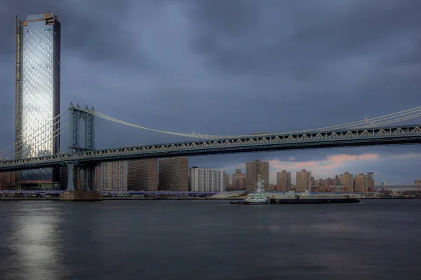 Uitzicht Manhattan Bridge Manhattan Vanaf Oever Van East River Bij — Stockfoto