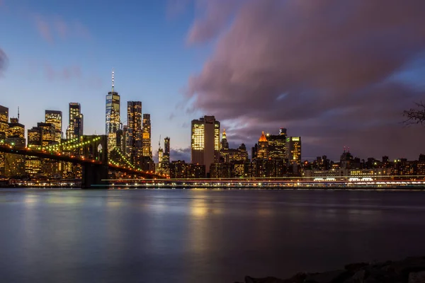 Gün Batımında East River Nehir Kıyısından Brooklyn Köprüsü Manhattan Manzarası — Stok fotoğraf