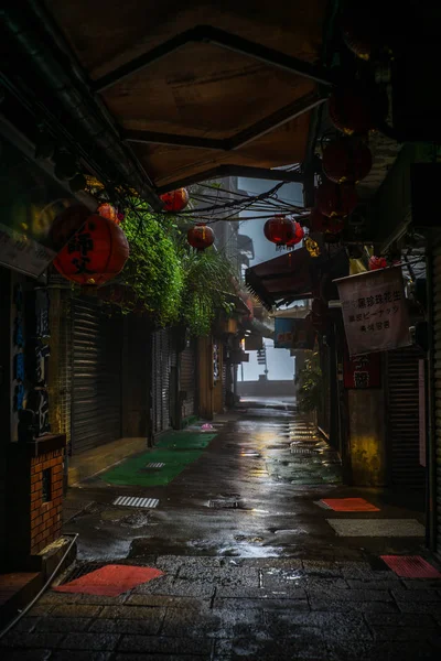 Jiufen, Tayvan - 22 Şubat 2019: Tayvan 'ın Jiufen köyünde sabahın erken saatlerinde Jiufen Old Caddesi' ndeki dükkanlar