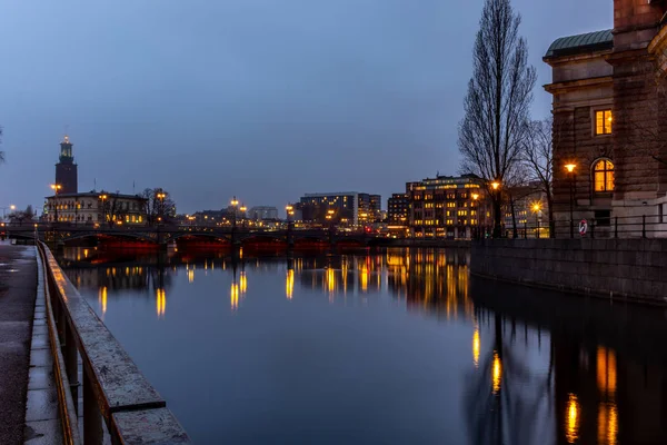 Het Stadhuis Van Stockholm Vasabron Brug Reflecteren Zee Avond — Stockfoto