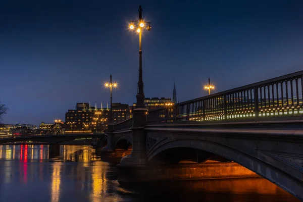 Trilhas Luz Ponte Vasabron Estocolmo Noite — Fotografia de Stock