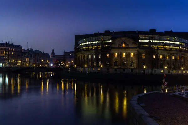 Budova Švédského Parlamentu Odráží Vodě Při Západu Slunce Zimě Stockholmu — Stock fotografie