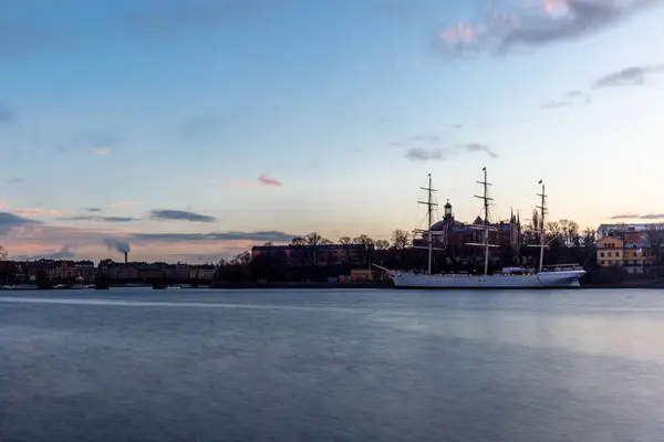 Stará Bílá Plachetnice Stockholmu Během Barevného Východu Slunce — Stock fotografie