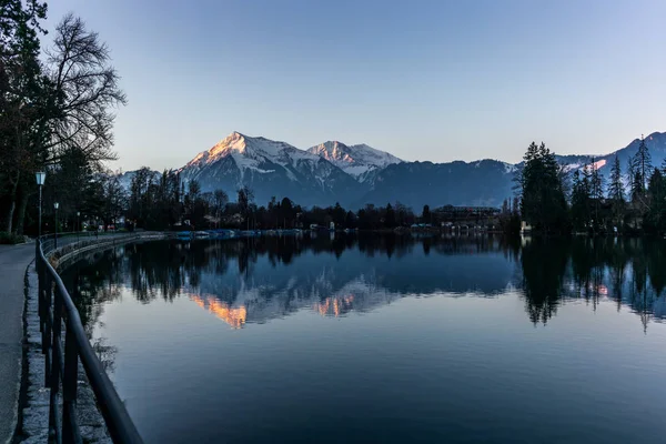 准夫鲁山和埃格尔山映衬着瑞士图恩湖畔的背影 — 图库照片