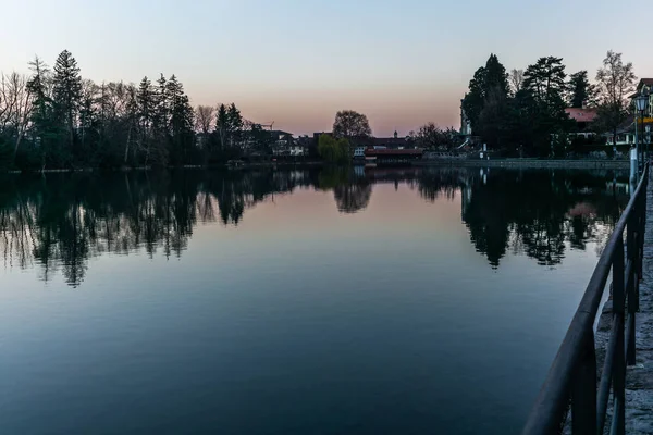 Uma Ponte Madeira Atravessando Rio Aare Thun Início Manhã — Fotografia de Stock