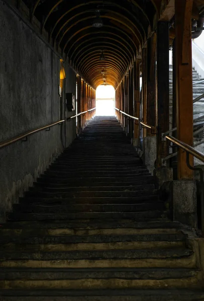 Una Larga Escalera Piedra Vieja Cubierta Con Techo Madera Thun —  Fotos de Stock