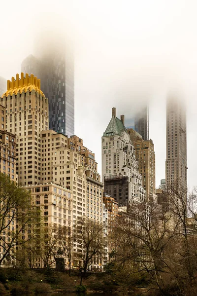 New York Gökdelenleri Central Park Bulutların Arasında Saklanıyor — Stok fotoğraf