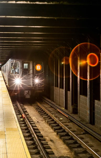 Treno Avvicinamento Alla Stazione Della Metropolitana Manhattan — Foto Stock