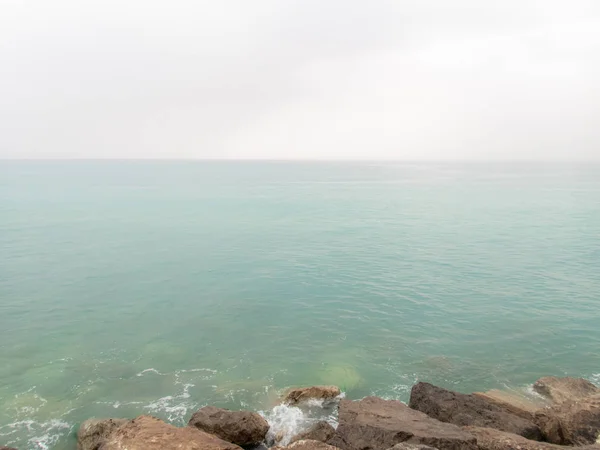San Vincenzo yakınlarındaki Toskana 'daki kasvetli Akdeniz ufku.  