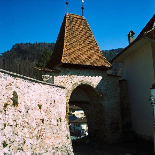 スイスのトゥンの街の門は アナログフィルム写真で撮影されました — ストック写真