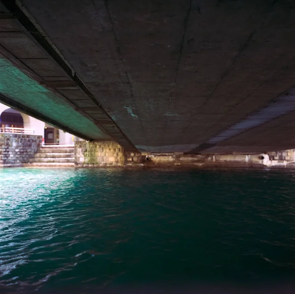 Lkbaharda Thun Ahşap Bir Köprü Analog Film Fotoğrafçılığıyla Çekiliyor — Stok fotoğraf