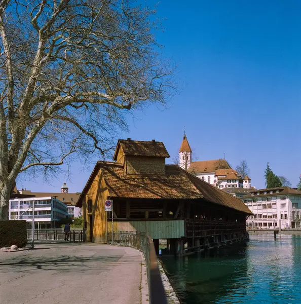 春に川を渡る木製の橋は アナログフィルム写真で撮影され トゥンにあります — ストック写真