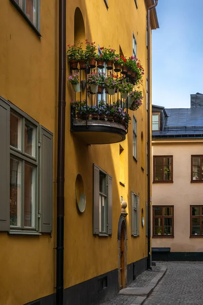 Baharda Stockholm Dar Kaldırımlı Sokaklarında Renkli Saksılarla Dolu Bir Balkon — Stok fotoğraf