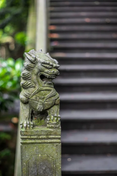 中国温州某公园一座石桥上的小狮子雕塑的细节 — 图库照片