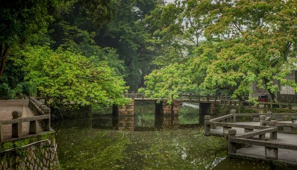 Traditionelle Chinesische Brücke Auf Einem Kleinen Wasserkanal Einem Park Wenzhou — Stockfoto