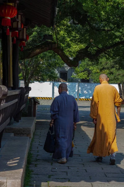 Buddist Μοναχοί Κοντά Στο Ναό Στο Wenzhou Στην Κίνα — Φωτογραφία Αρχείου