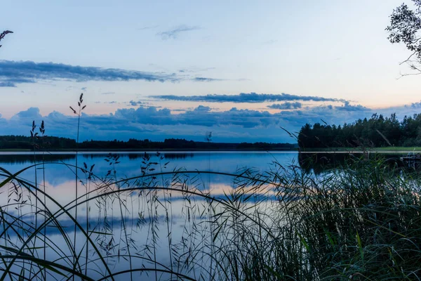 芬兰林纳萨里国家公园平静的Saimaa湖畔的落日 — 图库照片