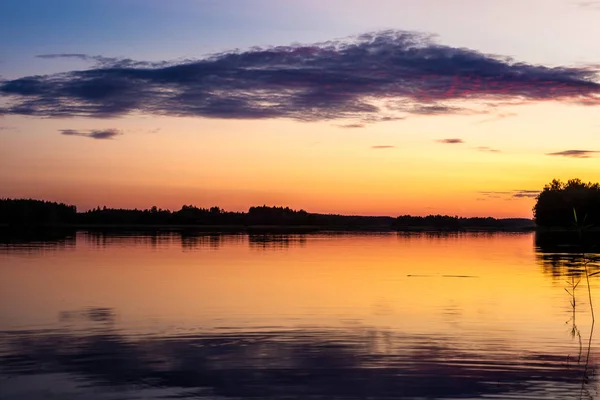 Nuvens Violetas Pôr Sol Nas Margens Calmo Lago Saimaa Parque — Fotografia de Stock