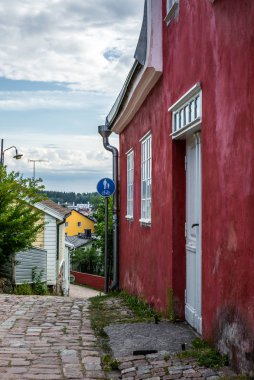 Finlandiya 'nın Porvoo şehrinde yaz akşamları kaldırımlı sokaklar ve renkli boyanmış eski ahşap evler 