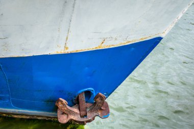 Helsinki 'de bir balıkçı teknesinde paslı bir çapa.